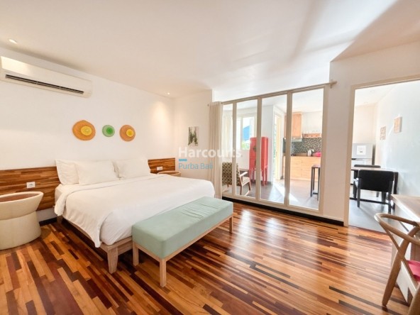 Jimbaran Apartment Wooden Flooring Glass Panel Bedroom