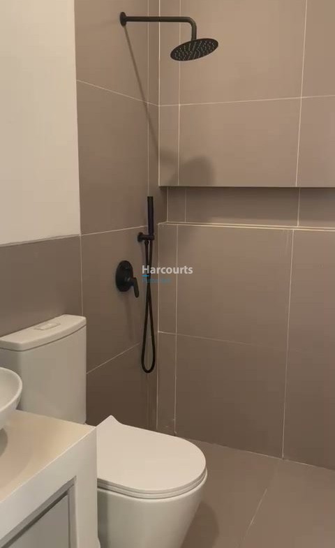Kuta Apartment Bathroom Black Showerhead