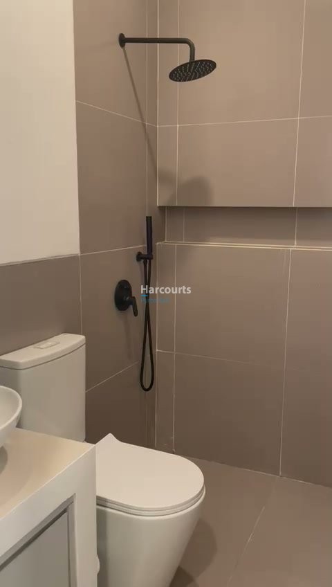 Kuta Apartment Bathroom Black Showerhead