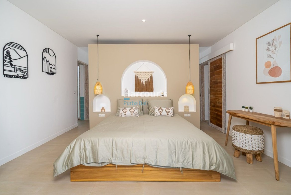 Peaceful Seamless Harcourts Pool