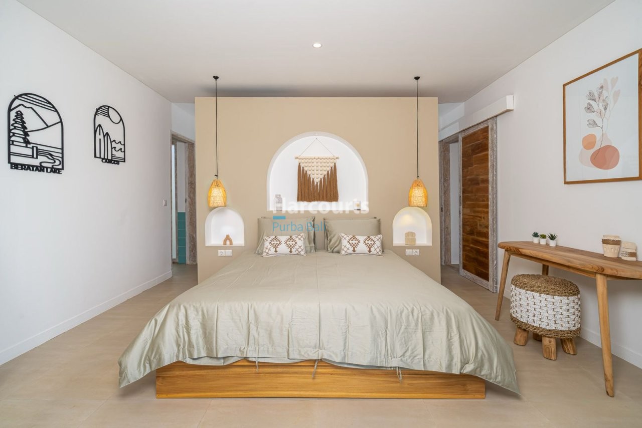 Peaceful Seamless Harcourts Pool