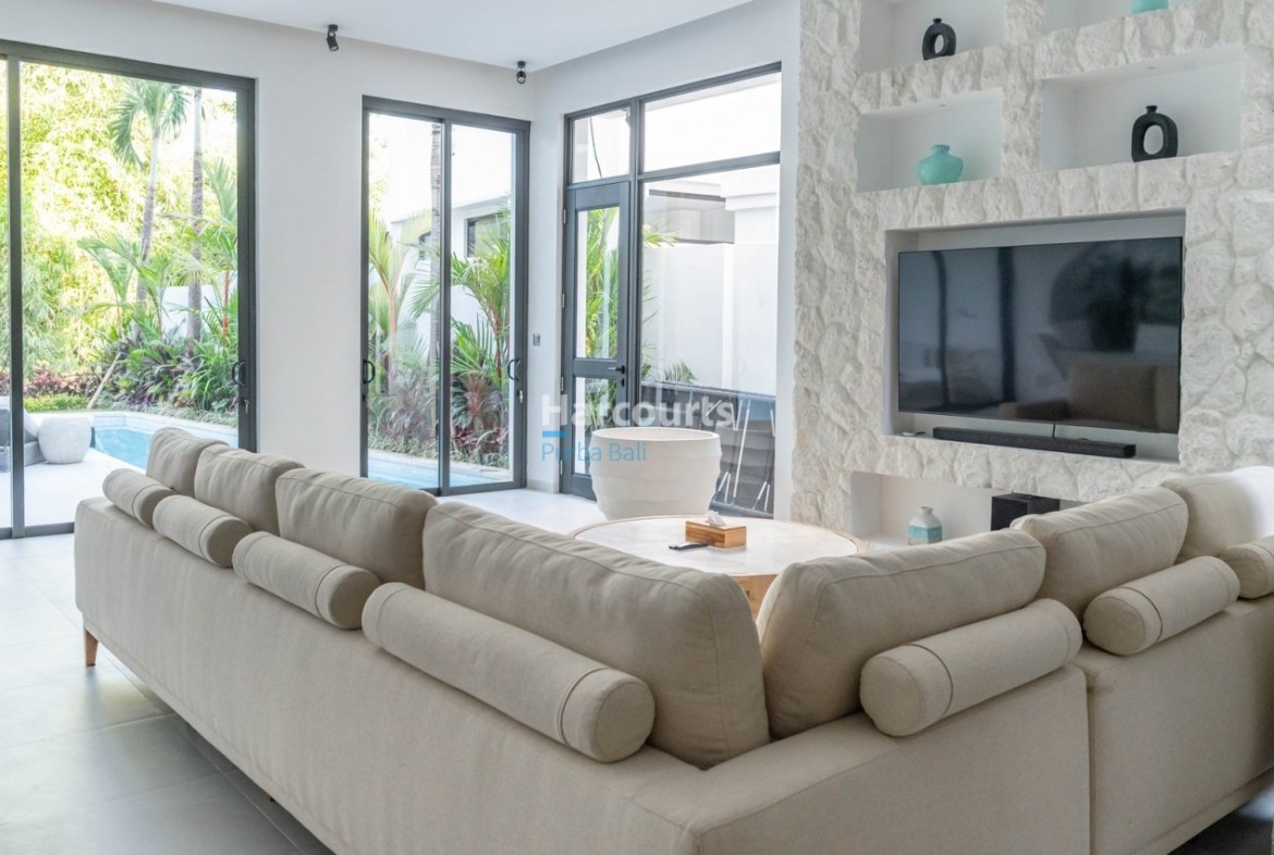 Pererenan Villa Beige Sectional Pool View