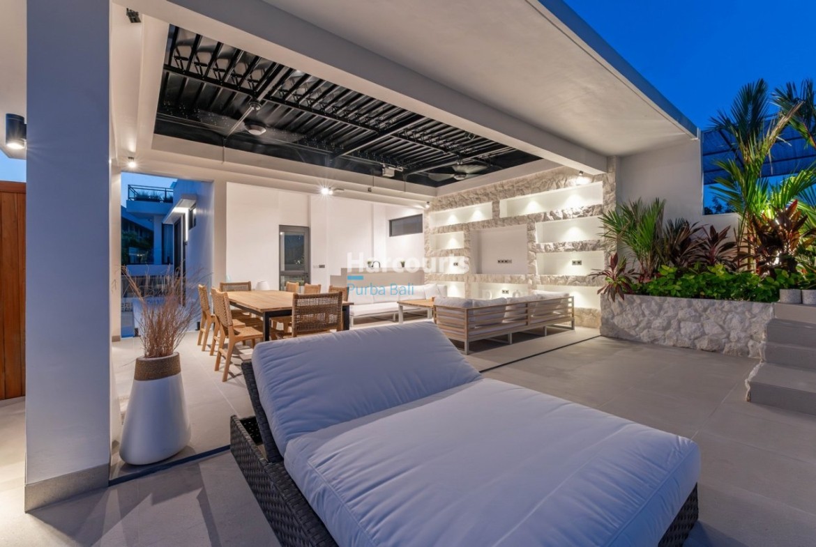 Pererenan Villa Covered Terrace Stone Feature Wall