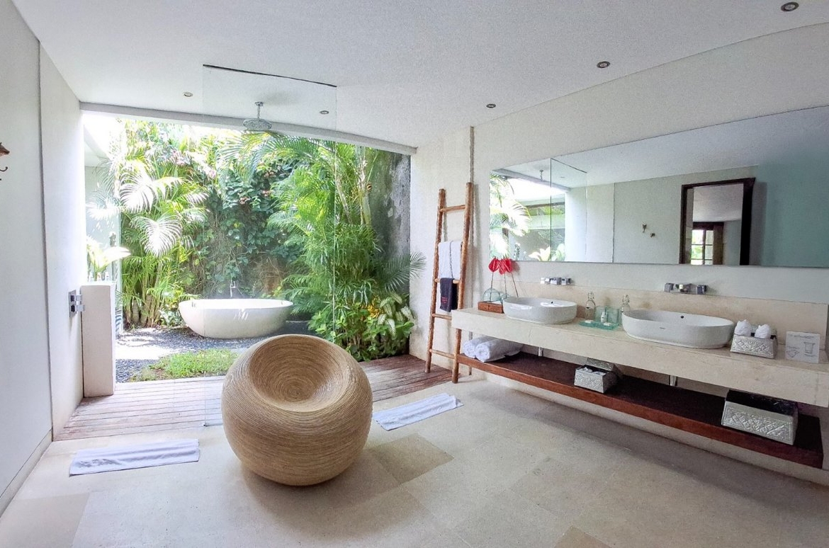 Seminyak Gated Spacious Villa Bed Luxury