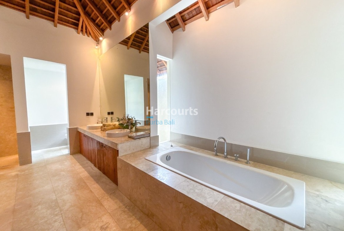 Set Quiet Residential Enclave Property Investment