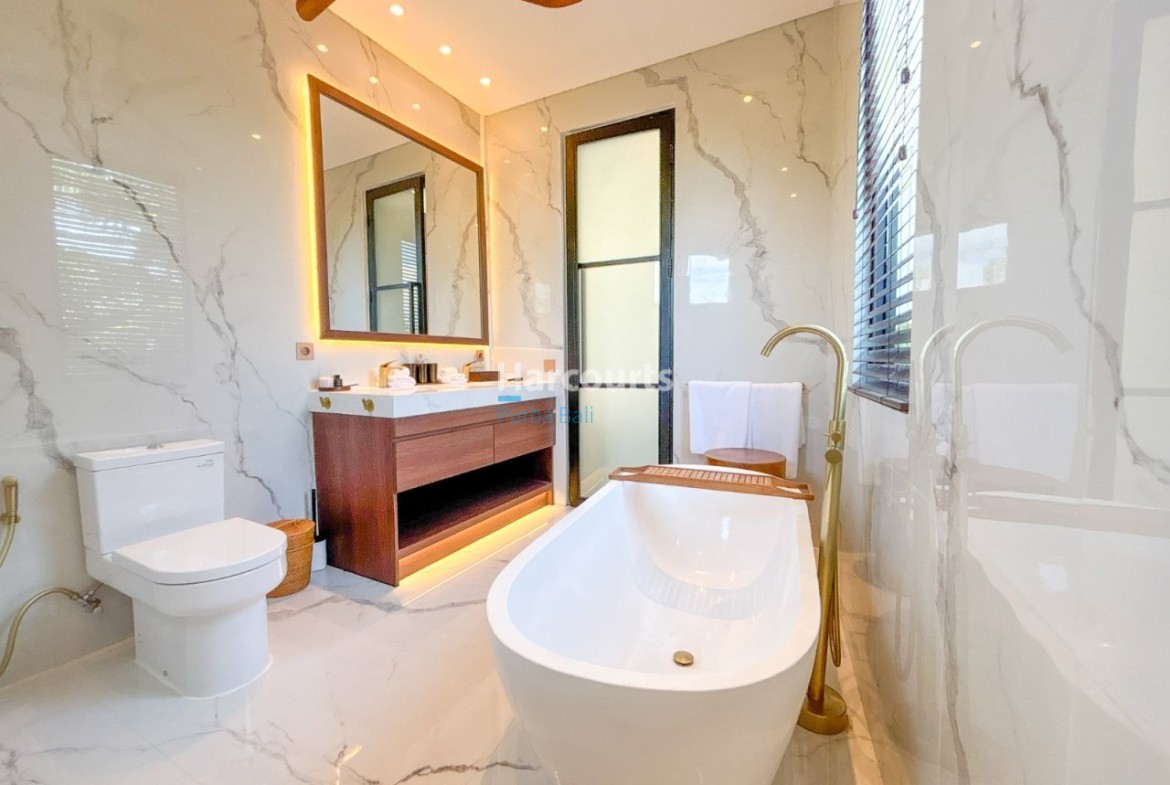 Tegal Cupek Villa Bathroom Marble Walls Bathtub