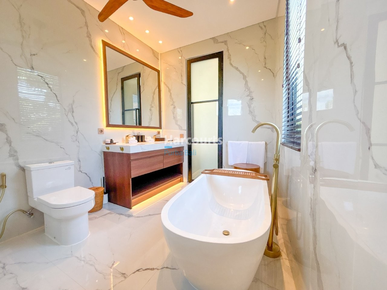 Tegal Cupek Villa Bathroom Marble Walls Bathtub