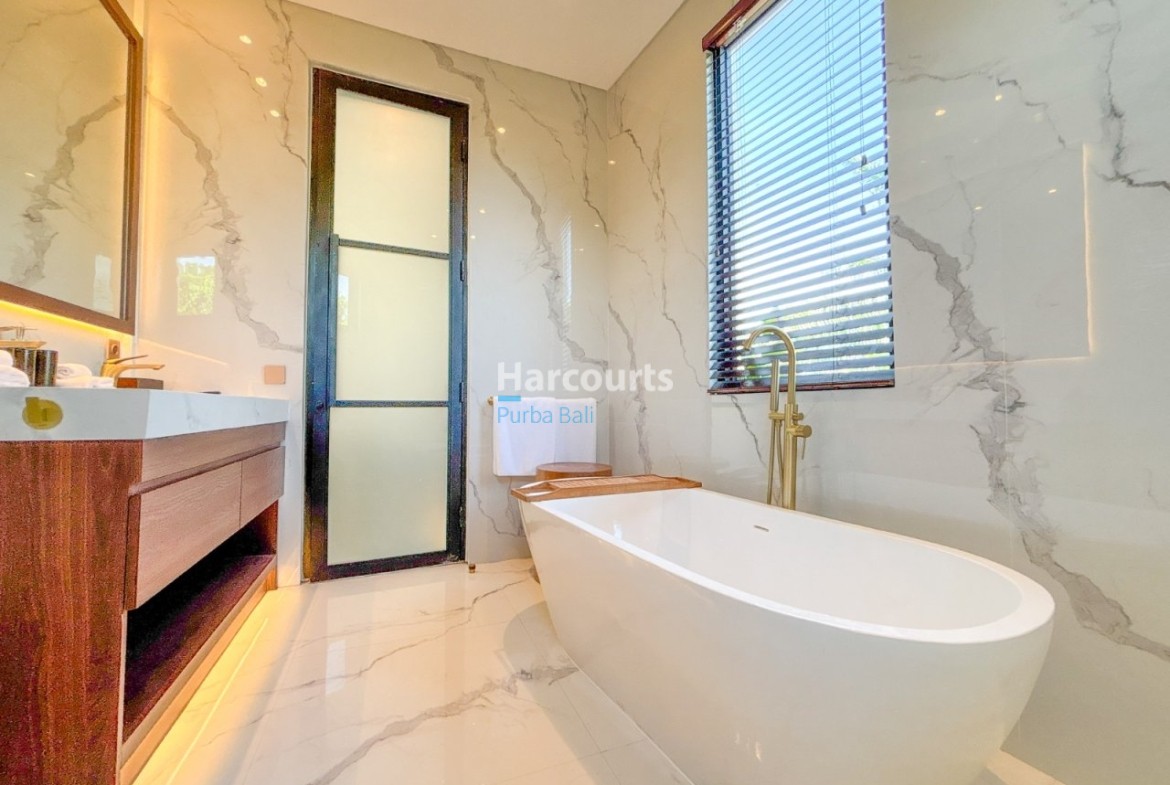 Tegal Cupek Villa Marble Bathroom Freestanding Tub