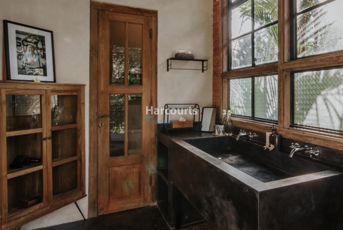 Located Historic Tranquil Enclave Holiday Rental