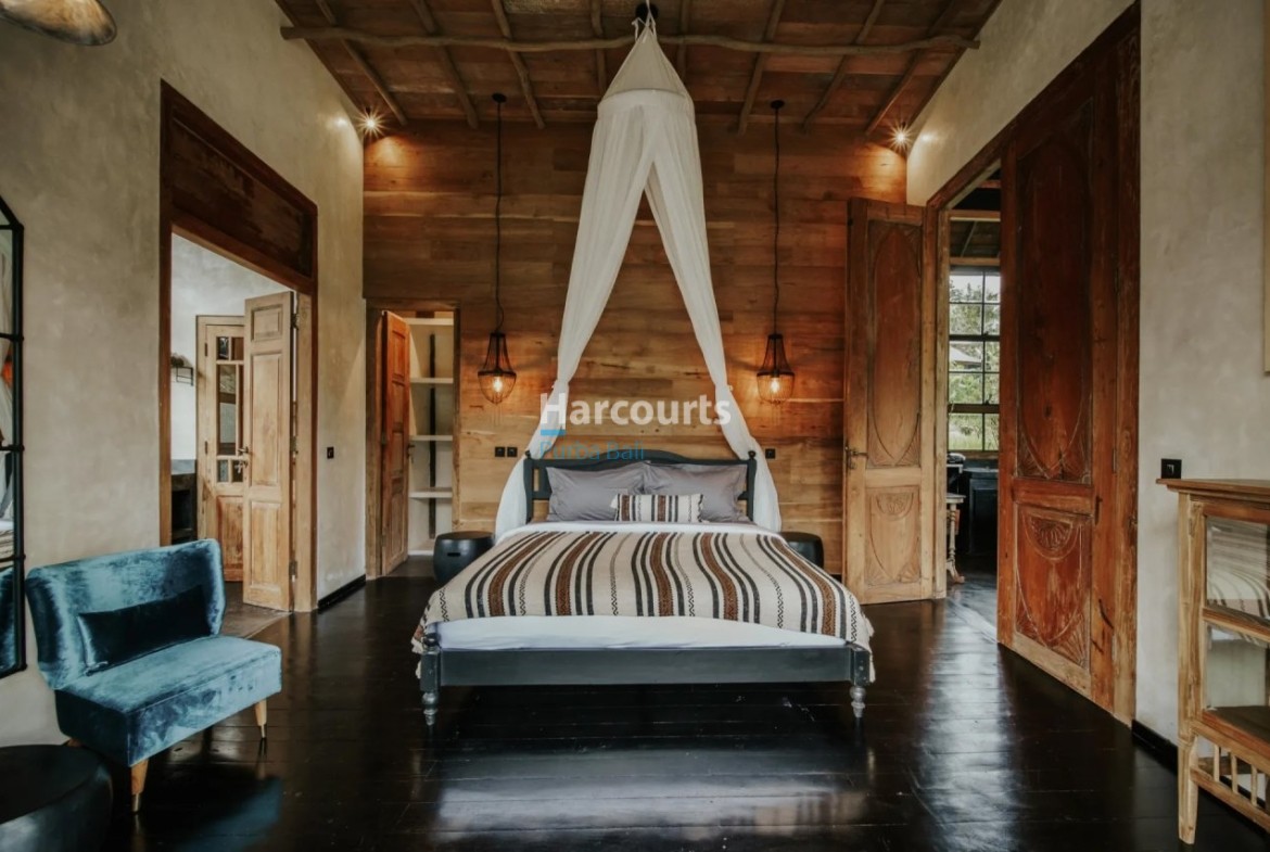 Located Historic Tranquil Enclave Swimming Pool