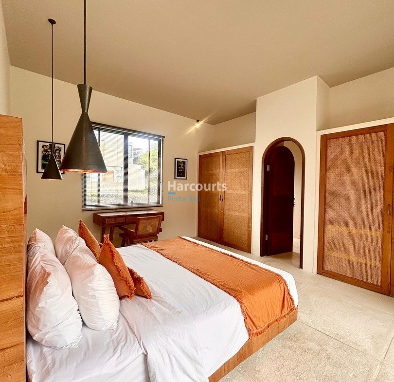 Set Quiet Sought After Enclave Tropical Modern