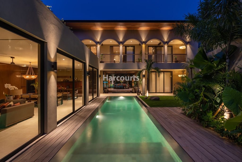 Set Within One Areas Tropical Modern