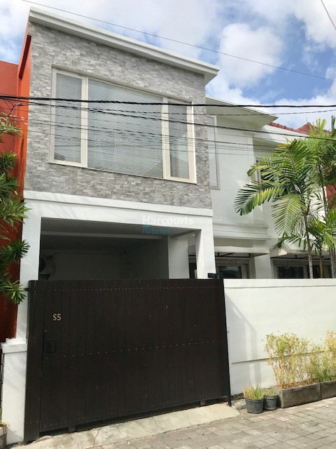 This Spacious Town House For Sale1