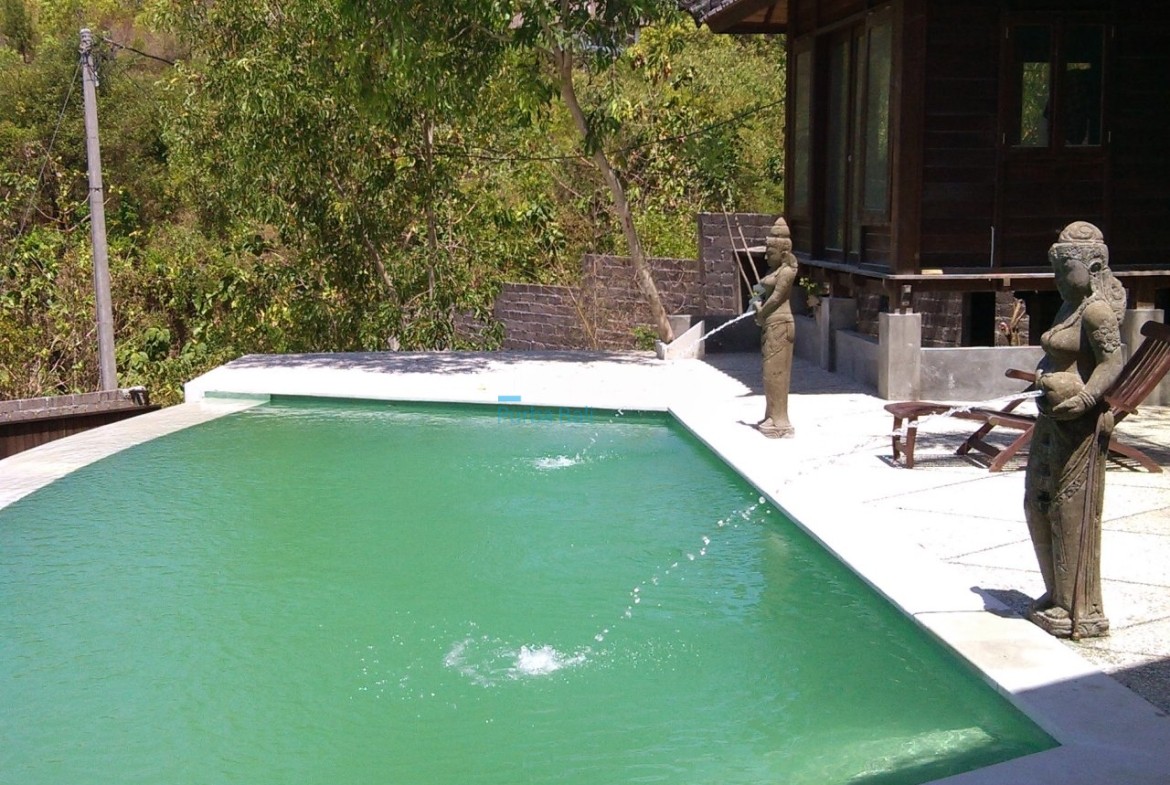 Nestled Quiet Private Road Luxury Living