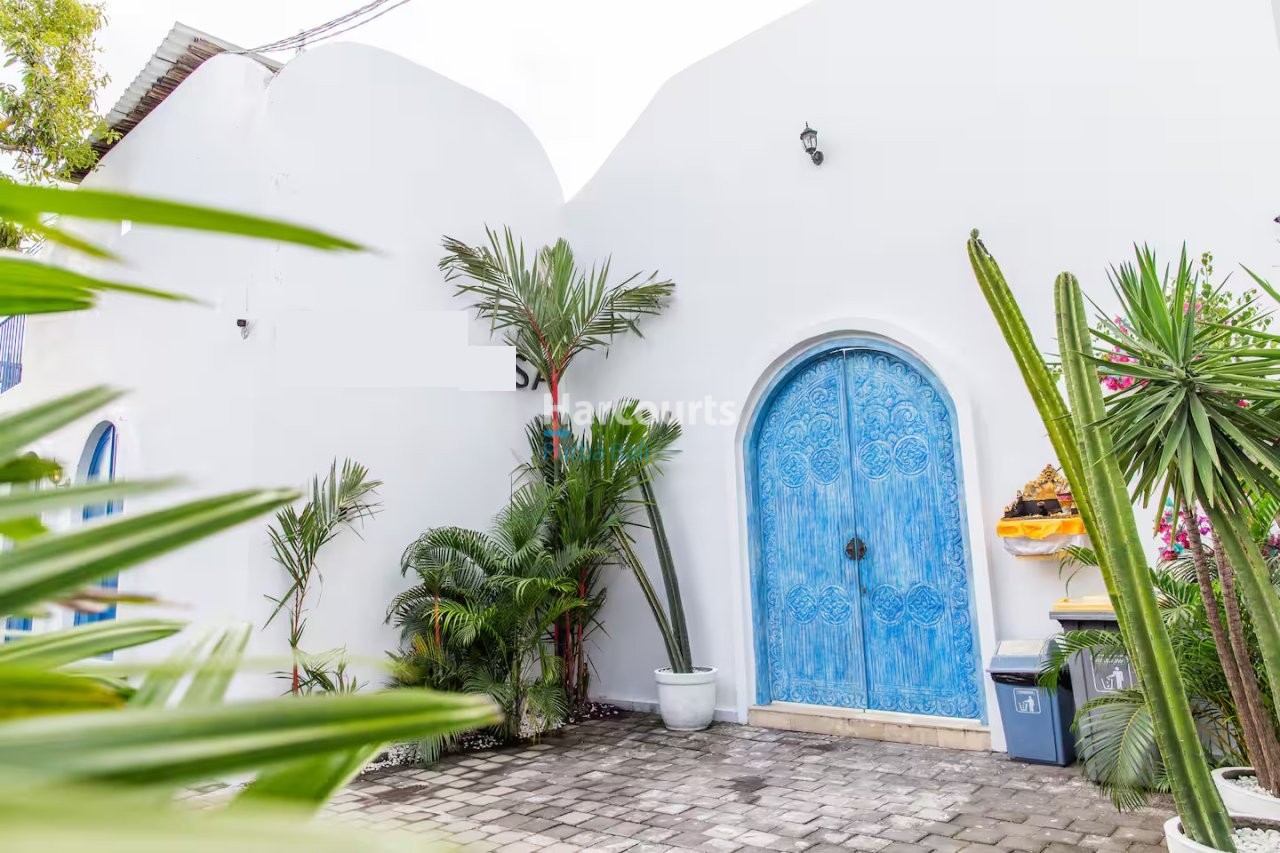 Situated Quiet Lane Heart Tropical Modern