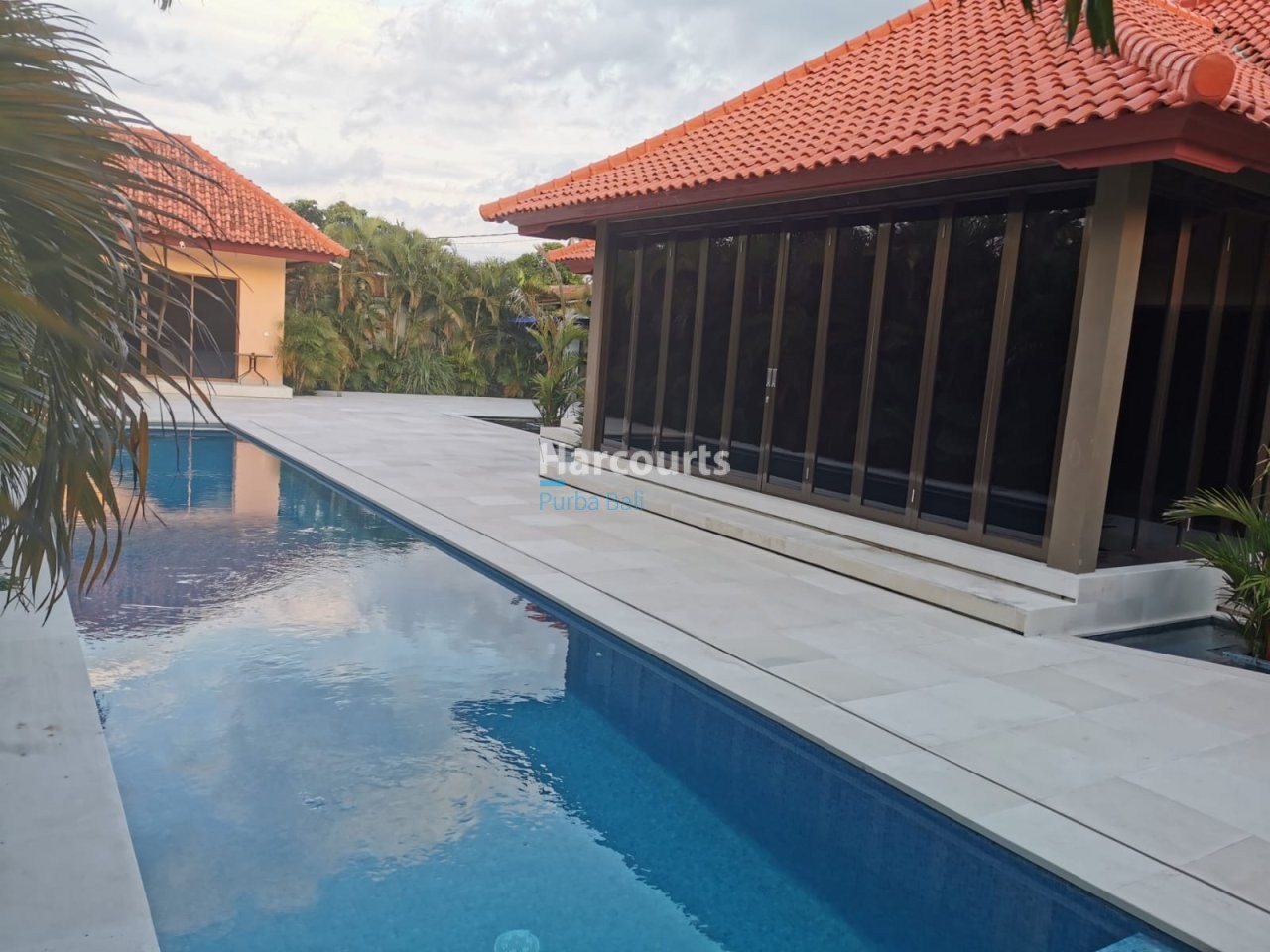 Editorial Set Coveted Oberoi Swimming Pool