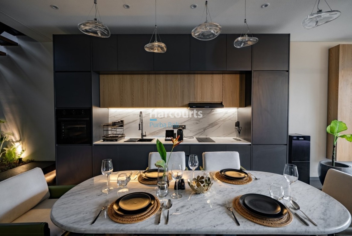 Set Amidst Lush Jungle Ricefield View