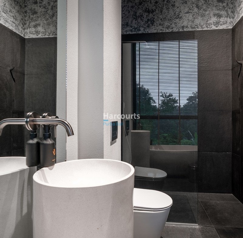 Set Within Lush Jungle Ocean Breeze