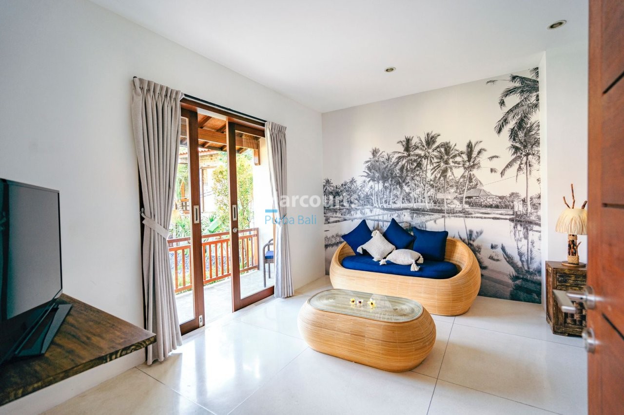 Conveniently Located Quiet Pocket Leasehold Opportunity