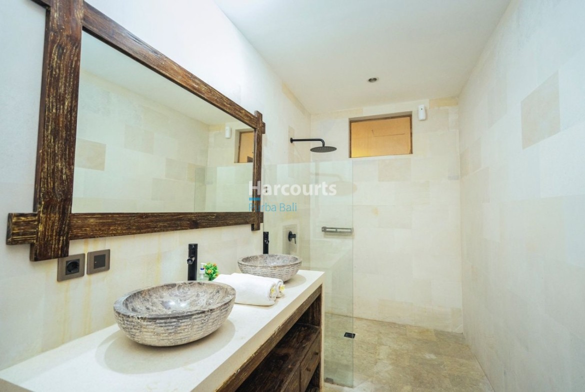 Conveniently Located Quiet Pocket Tropical Modern
