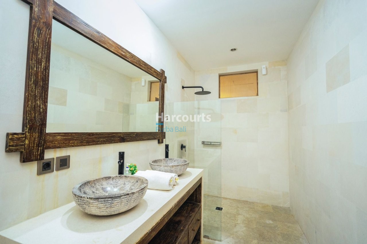 Conveniently Located Quiet Pocket Tropical Modern