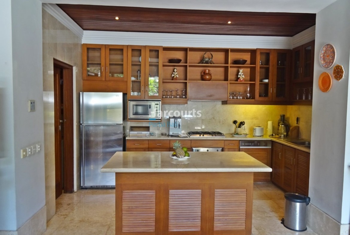 Discover Refined Tropical Residence For Sale