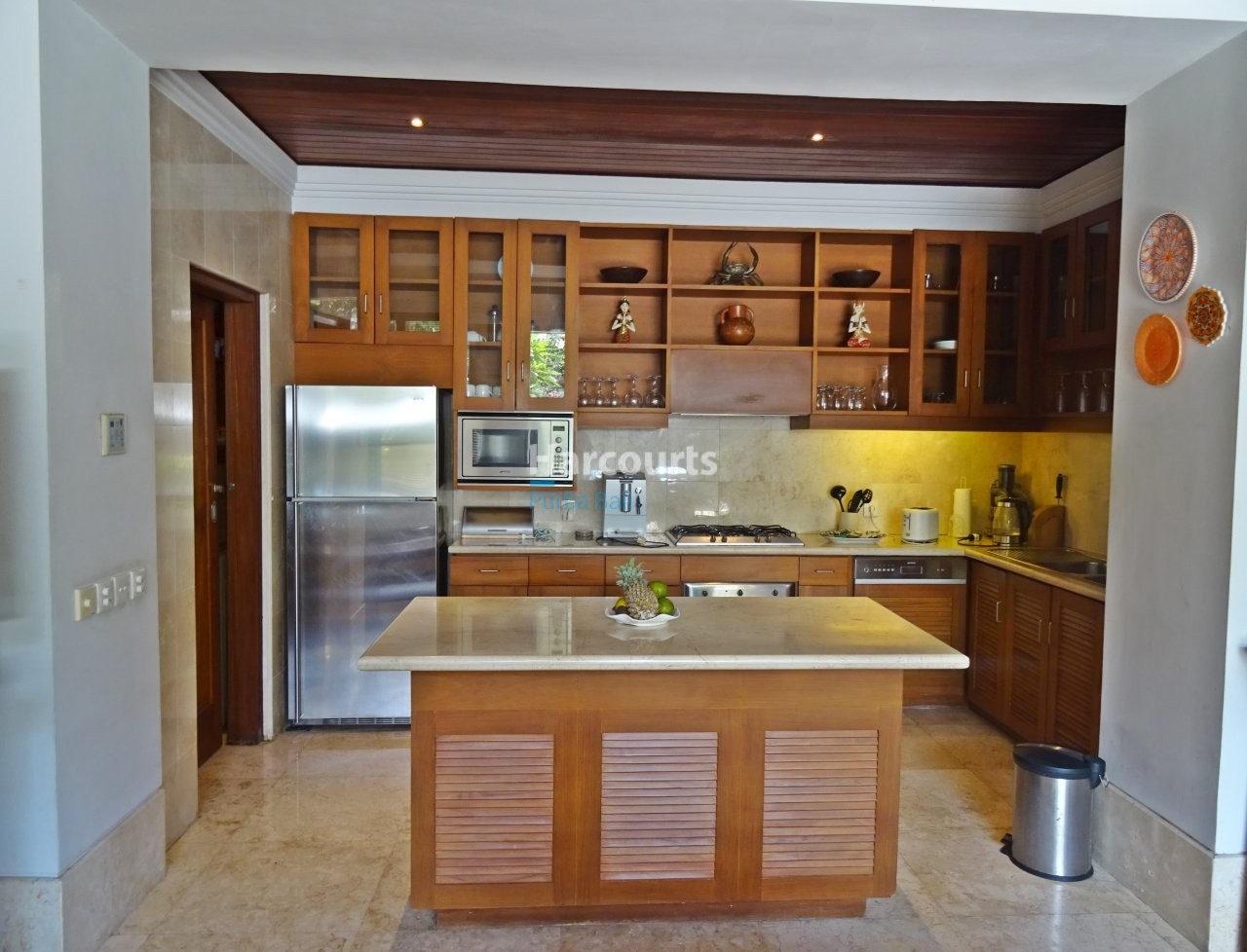 Discover Refined Tropical Residence For Sale