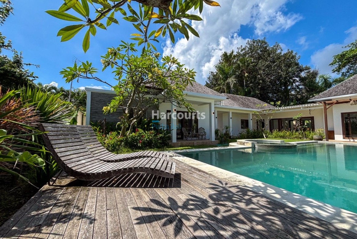 Located Heart Berawa This Swimming Pool