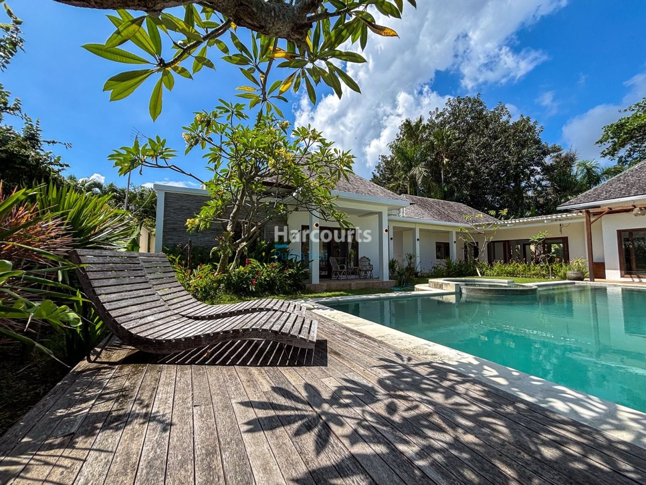 Located Heart Berawa This Swimming Pool
