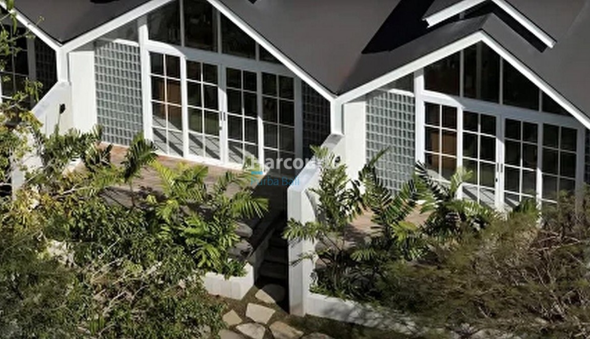 Located Highly Sought After Area Leasehold Opportunity