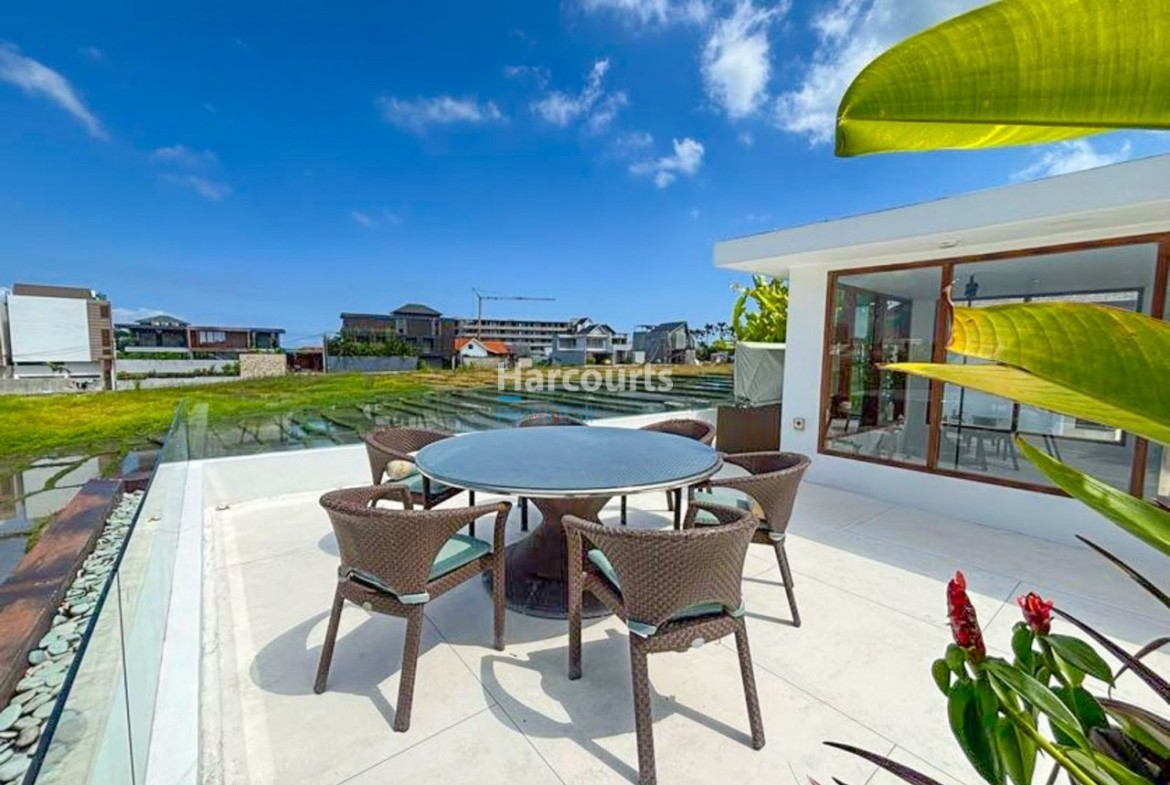 Located Peaceful Coastal Village Ocean Breeze
