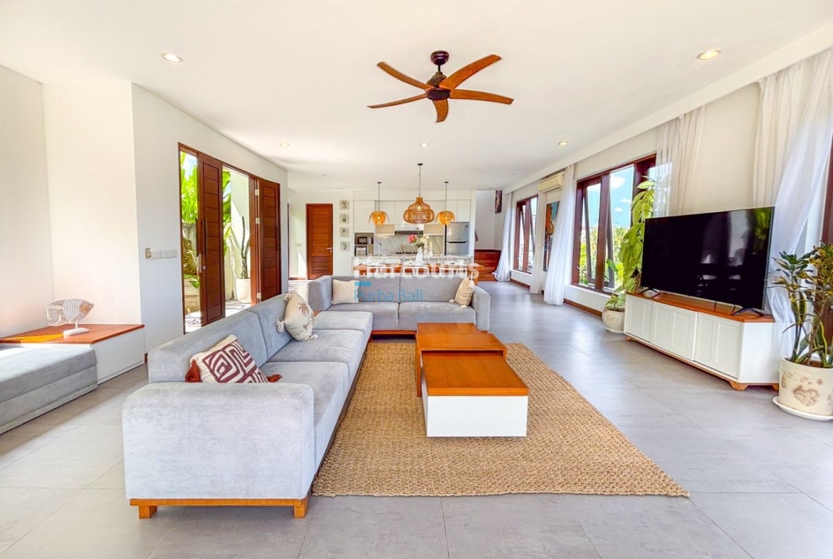 Located Peaceful Coastal Village Ocean Breeze