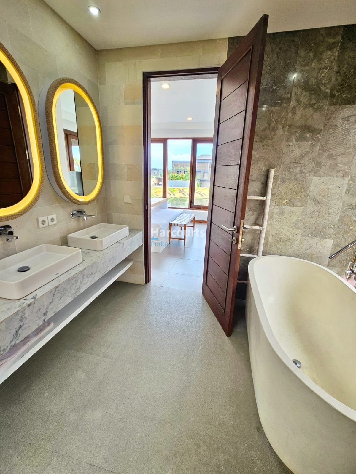 Located Peaceful Coastal Village Ocean Breeze