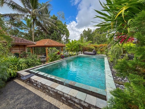 Peaceful Freehold Retreat Surrounded Freehold Ownership