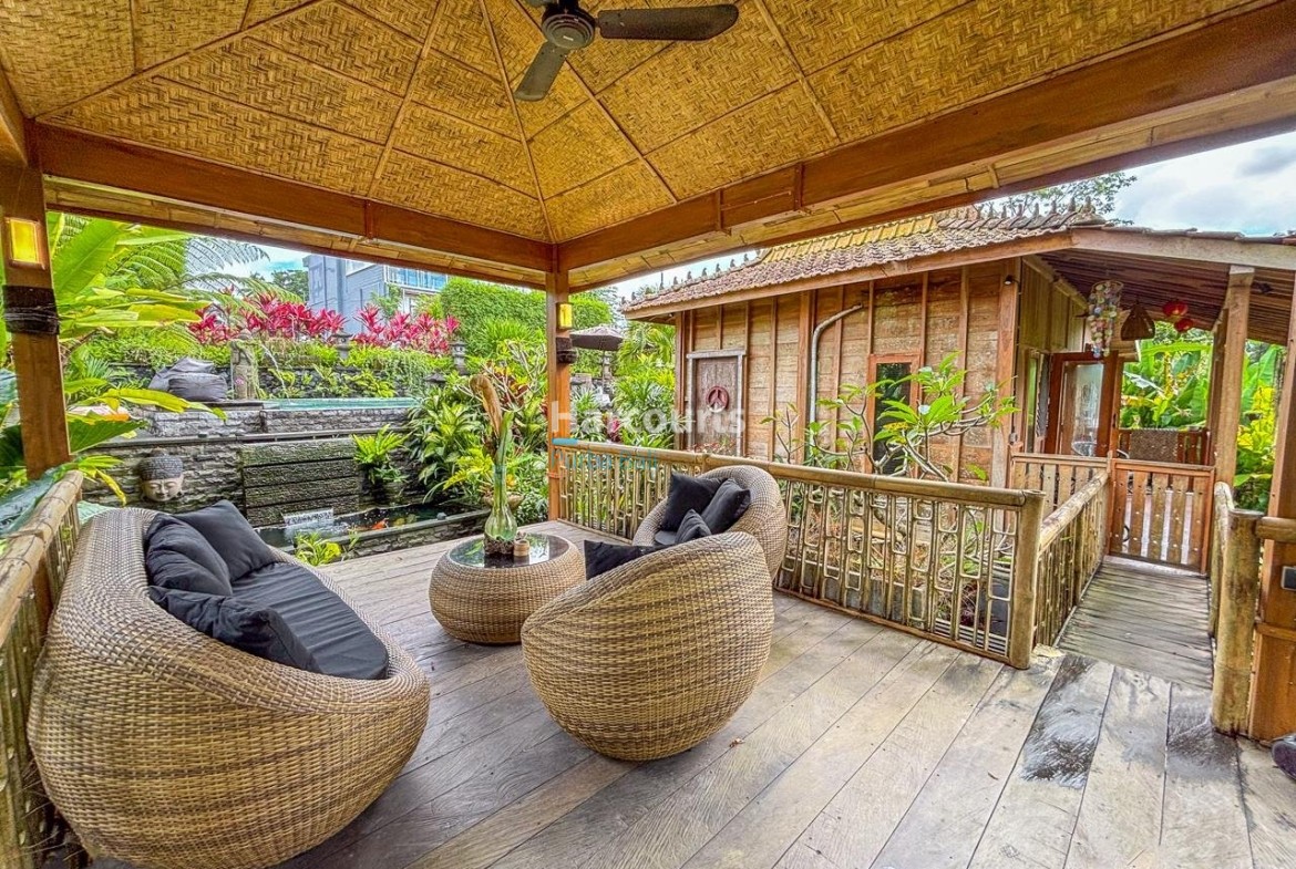 Peaceful Freehold Retreat Surrounded Leasehold Opportunity