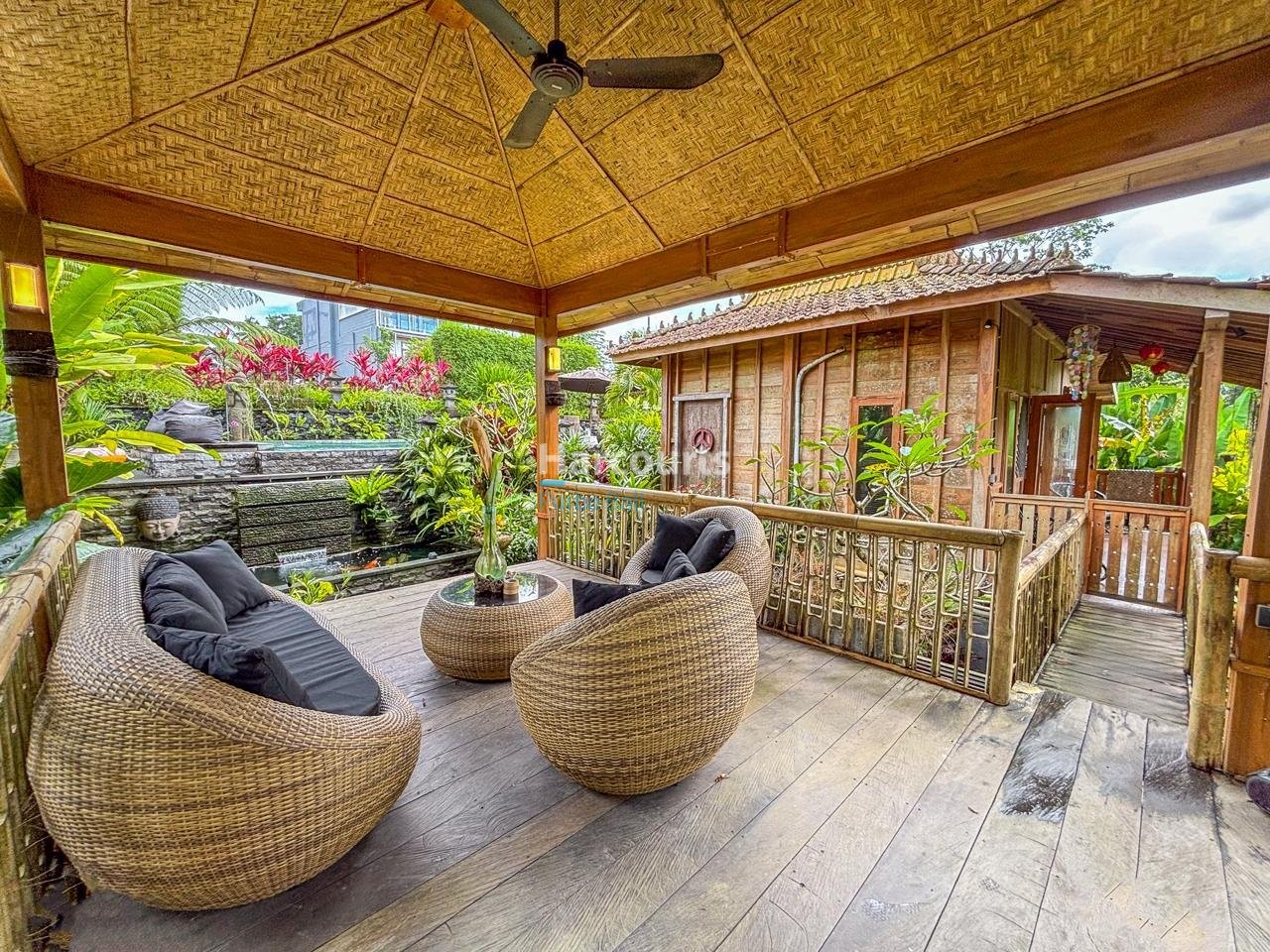 Peaceful Freehold Retreat Surrounded Leasehold Opportunity