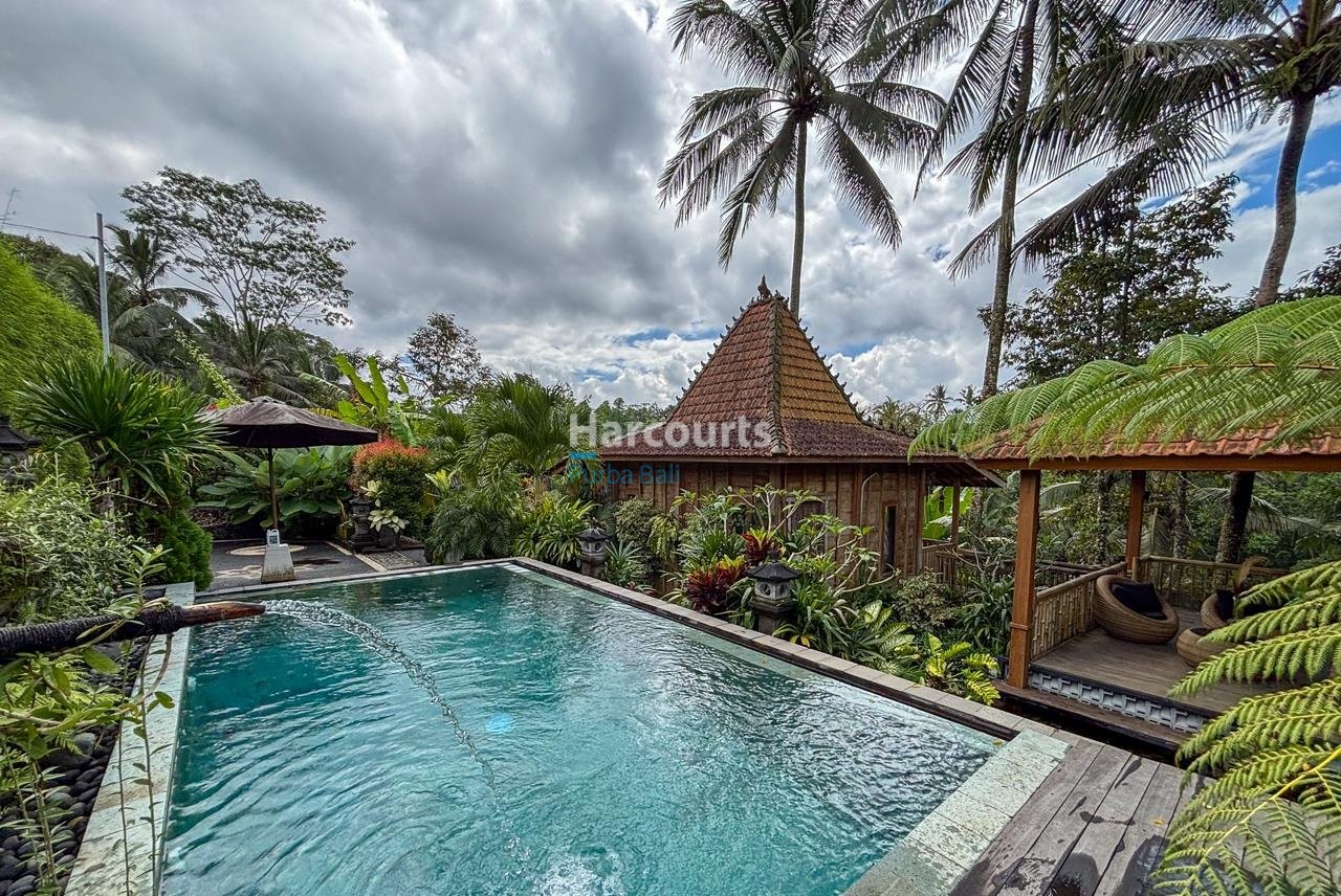 Peaceful Freehold Retreat Surrounded Luxury Living