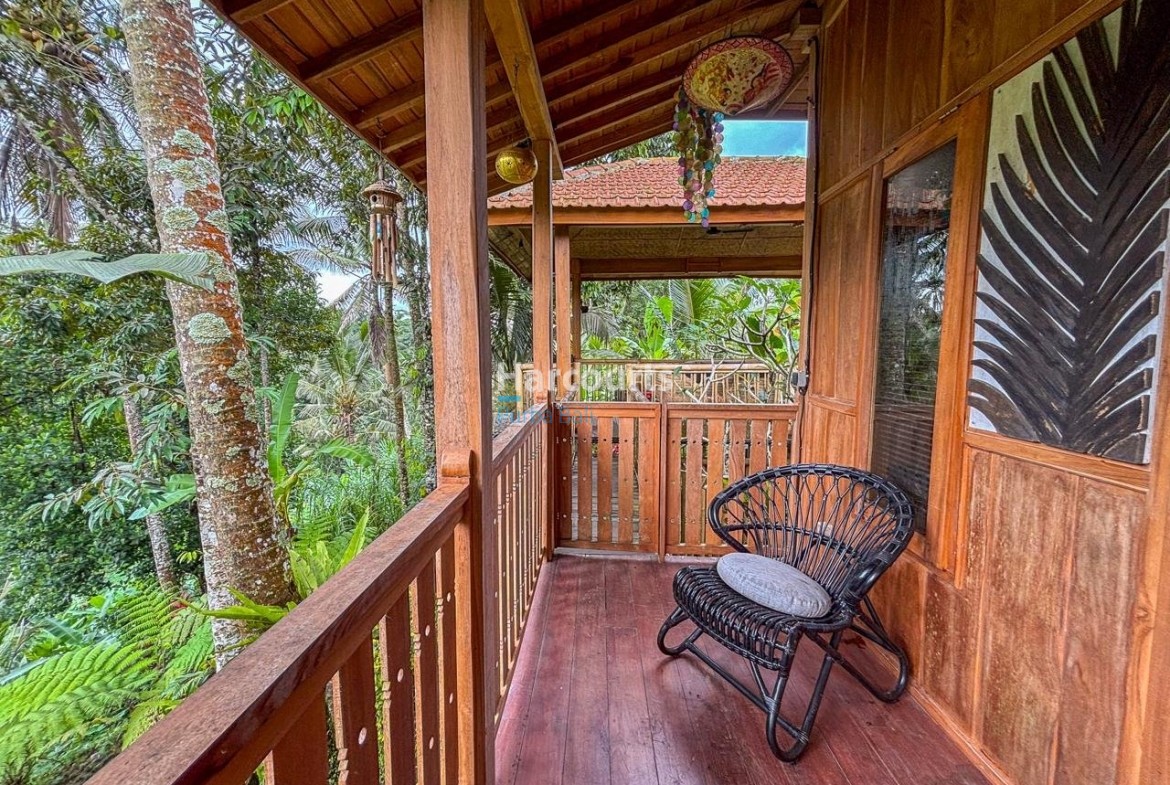 Peaceful Freehold Retreat Surrounded Swimming Pool