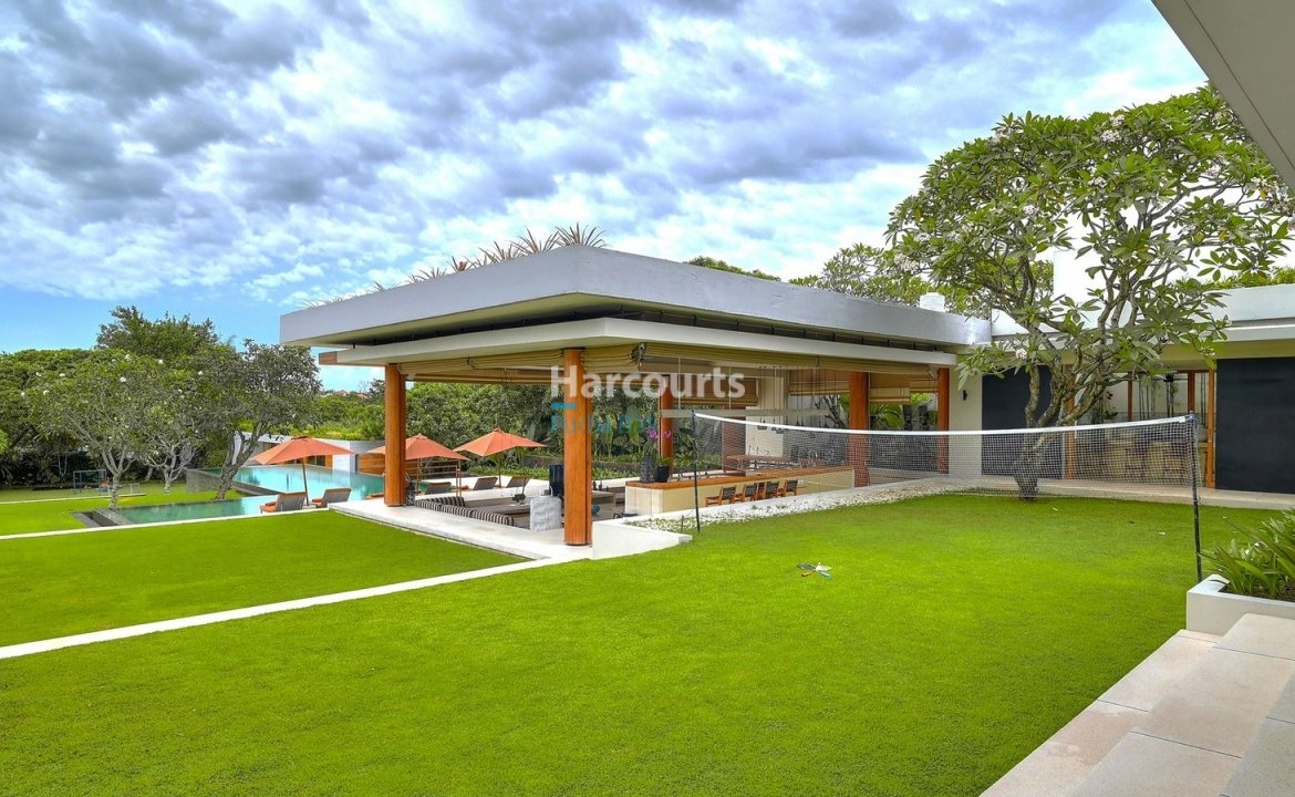 Set Within Quiet Low Density Freehold Ownership
