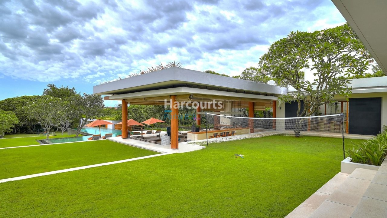 Set Within Quiet Low Density Freehold Ownership