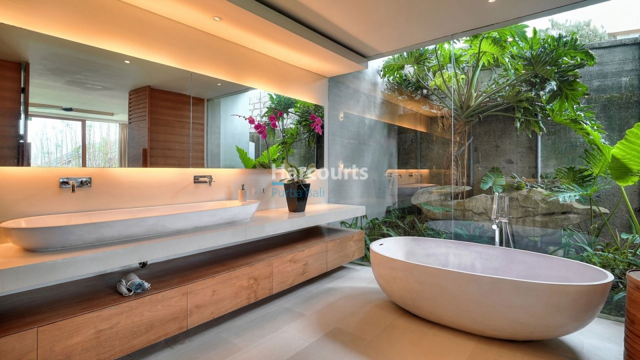 Set Within Quiet Low Density Freehold Ownership 1