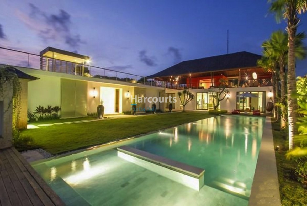 This Beautiful Bedroom Freehold Swimming Pool