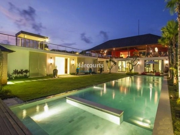 This Beautiful Bedroom Freehold Swimming Pool