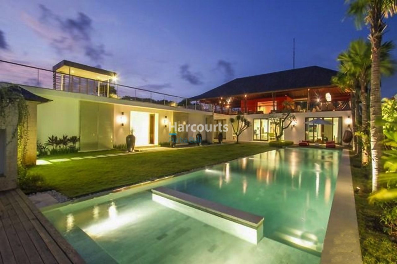 This Beautiful Bedroom Freehold Swimming Pool