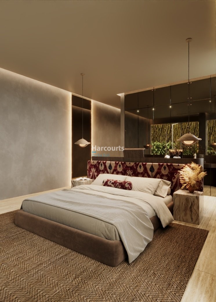 Set Dramatic Elevated Hillside Holiday Rental