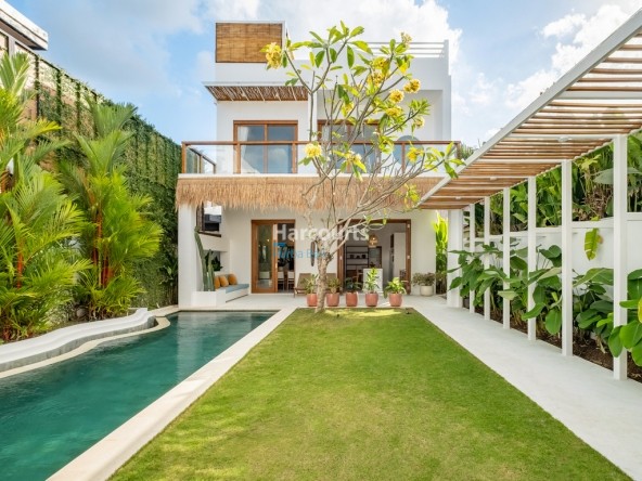 finished-shaded-lounge-expansive-real-estate-bali