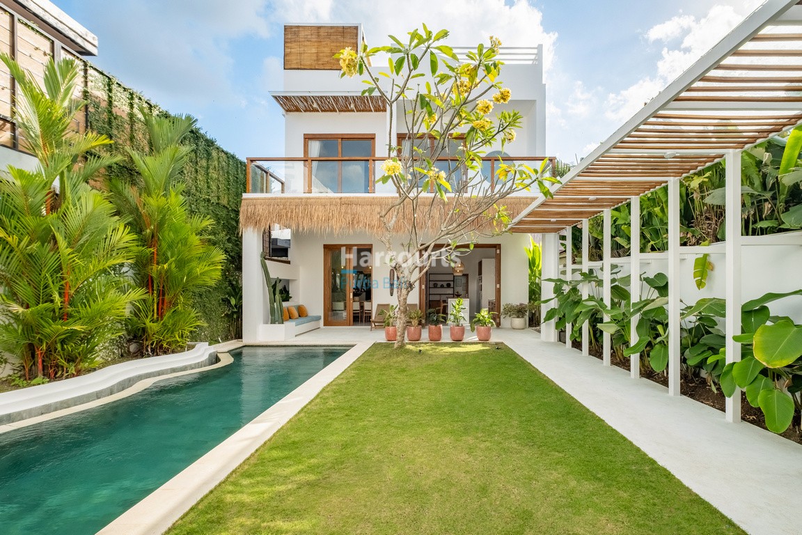 finished-shaded-lounge-expansive-real-estate-bali