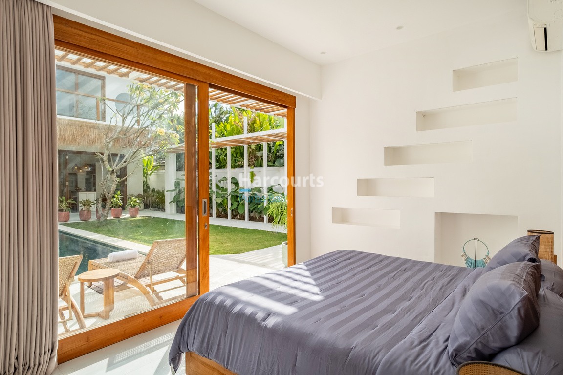 finished-shaded-lounge-expansive-luxury-living