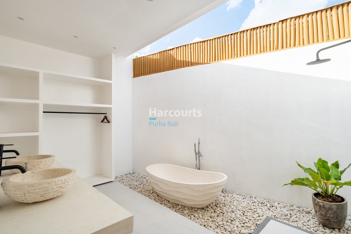 finished-shaded-lounge-expansive-luxury-living