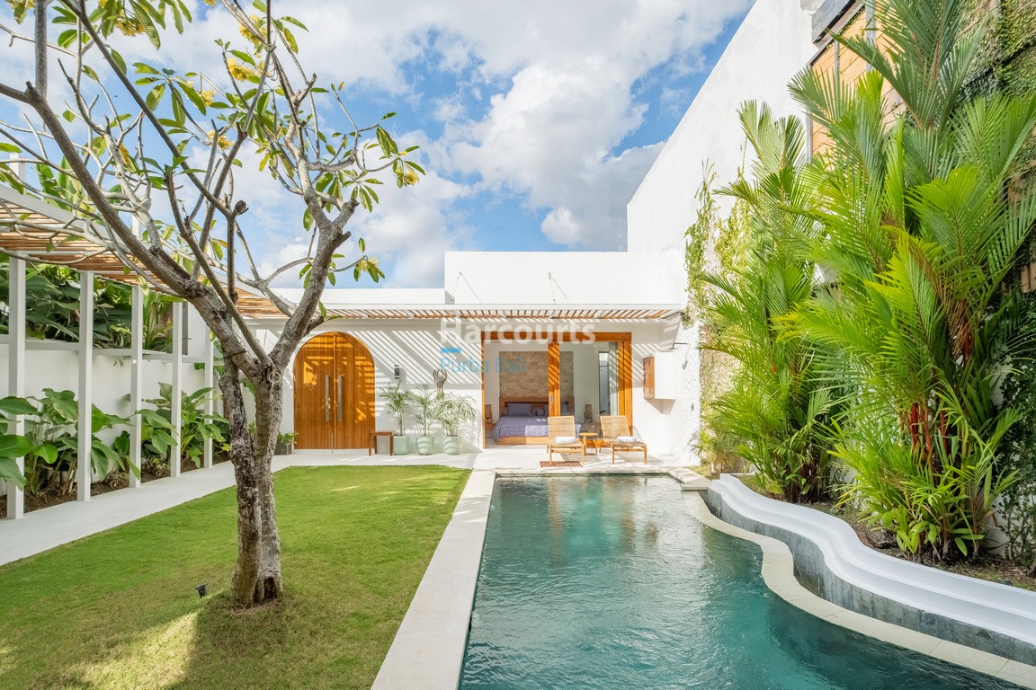 finished-shaded-lounge-expansive-real-estate-bali